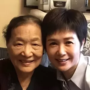 蒋雯丽之母唐素琴：生三个女儿，小女儿让她操碎心