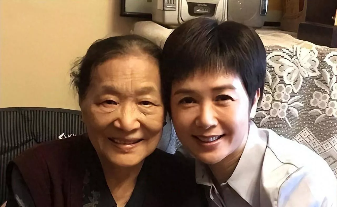 蒋雯丽之母唐素琴：生三个女儿，小女儿让她操碎心
