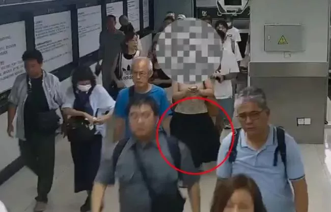 海关人员撩起女游客长裙 惊见229条活鱼…