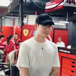 林俊杰与年轻美女同游洛杉矶被偶遇！本人发文“耐心”疑似回应恋情