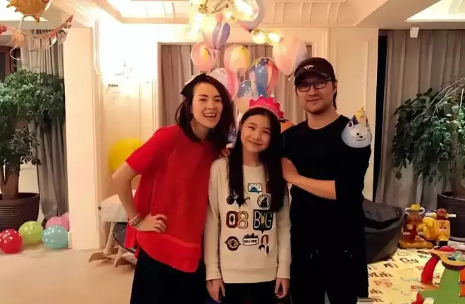 汪峰女儿小苹果疑似恋爱！与年轻帅哥在海边夕阳下甜蜜拥抱