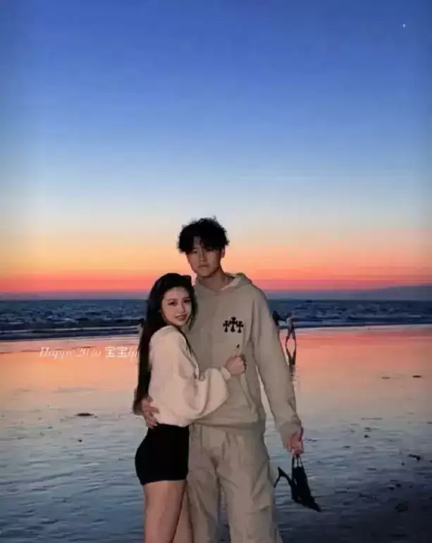 汪峰女儿小苹果疑似恋爱！与年轻帅哥在海边夕阳下甜蜜拥抱