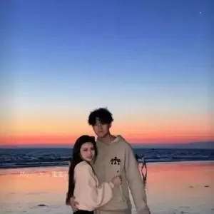 汪峰女儿小苹果疑似恋爱！与年轻帅哥在海边夕阳下甜蜜拥抱