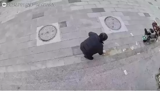 男子5万元现金被风吹散，路人帮忙全部找回