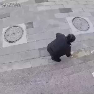 男子5万元现金被风吹散，路人帮忙全部找回