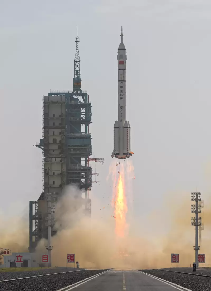 中国载人航天工程首次紧急发射任务神舟22号飞船发射成功