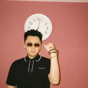 《八方来财》说唱歌手揽佬回应“睡粉”：那是他朋友们的荣幸