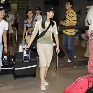 好似大战开打节奏 日本机场挤满返国中国人