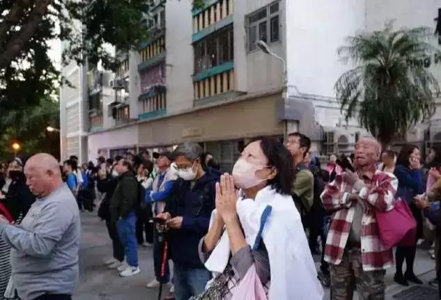 香港7幢32层住宅起火，已致14死，一名消防员殉职
