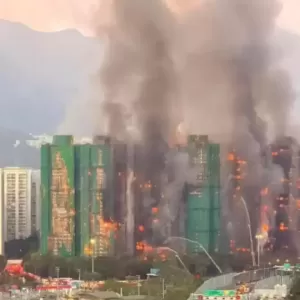 香港7幢32层住宅起火，已致14死，一名消防员殉职