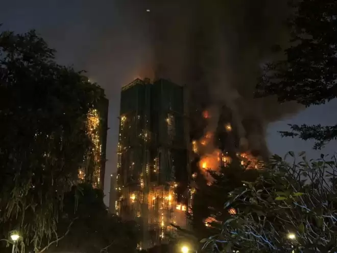 香港多所学校明日停课！大火已致14人遇难，居民痛心目睹