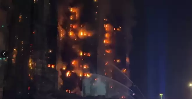 香港多所学校明日停课！大火已致14人遇难，居民痛心目睹
