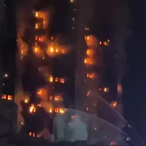 香港多所学校明日停课！大火已致14人遇难，居民痛心目睹