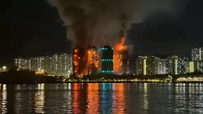 香港多所学校明日停课！大火已致14人遇难，居民痛心目睹