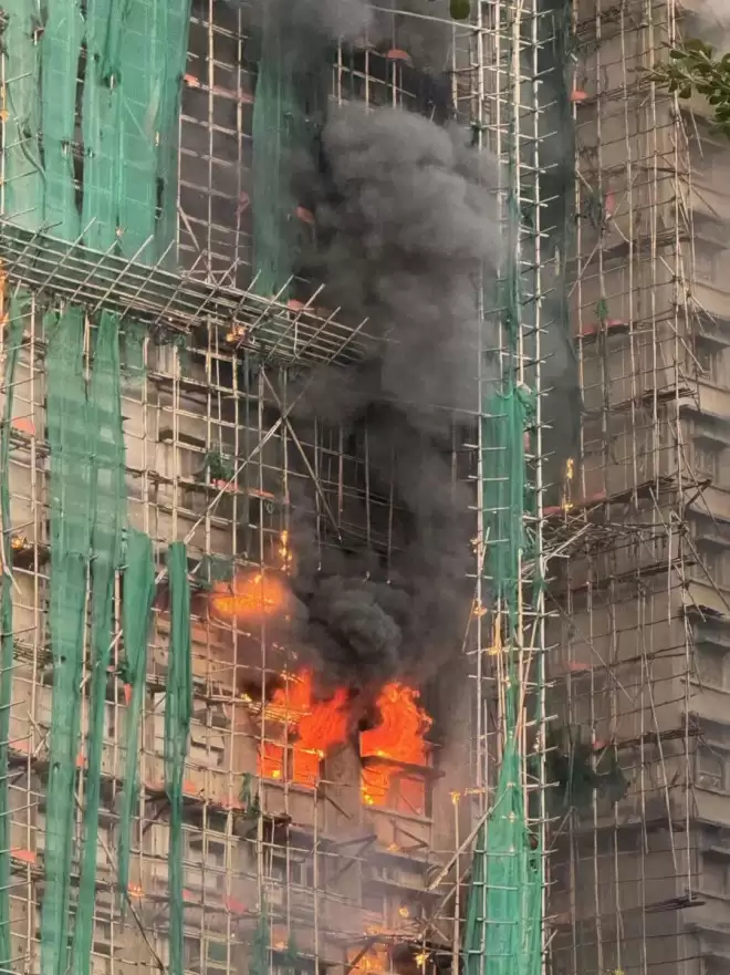 香港多所学校明日停课！大火已致14人遇难，居民痛心目睹