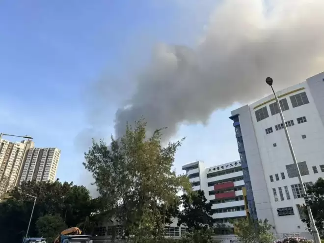 香港多所学校明日停课！大火已致14人遇难，居民痛心目睹
