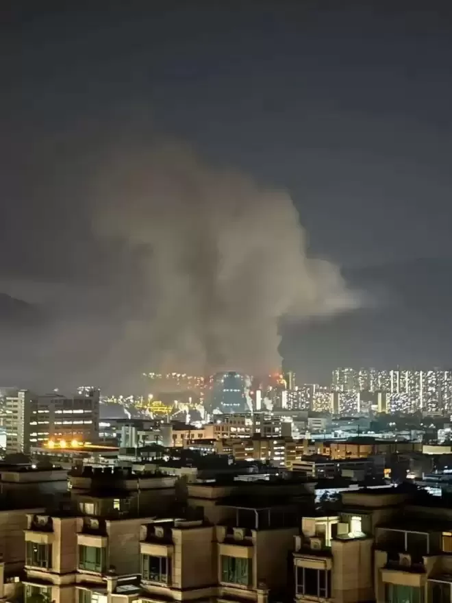 香港多所学校明日停课！大火已致14人遇难，居民痛心目睹