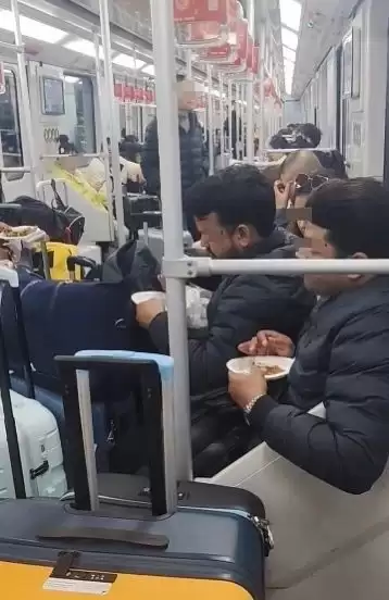 满车咖喱味 网友拍下多名外籍人士上海地铁吃馅饼