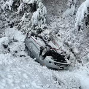 触目惊心！大温下雪了 轿车冲出道路 翻滚坠入山沟