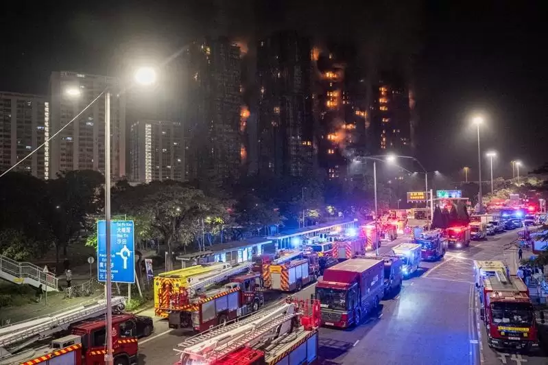 香港高楼大火44死 李家超：午夜后火势获控制