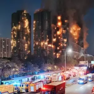 香港宏福苑五级大火  增至83死、200多人失联、1消防员殉职  警拘3人廉署立案调查