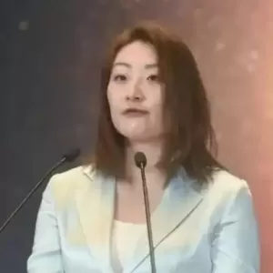宗馥莉卸任娃哈哈集团董事长 31岁许思敏接任