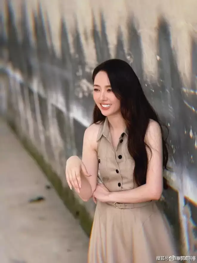 郭碧婷在家自拍曝光内景！面积小装修简单显拥挤，41岁长不少白发