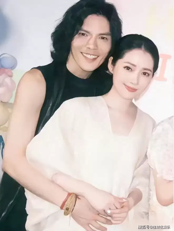 郭碧婷在家自拍曝光内景！面积小装修简单显拥挤，41岁长不少白发