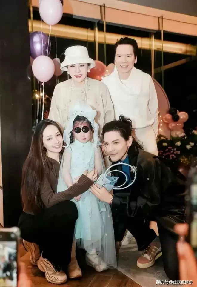 郭碧婷在家自拍曝光内景！面积小装修简单显拥挤，41岁长不少白发