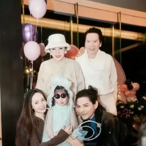 郭碧婷在家自拍曝光内景！面积小装修简单显拥挤，41岁长不少白发