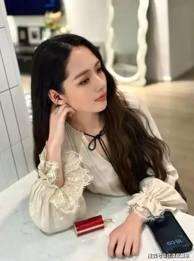 郭碧婷在家自拍曝光内景！面积小装修简单显拥挤，41岁长不少白发