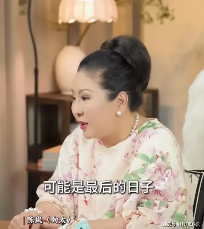 郭碧婷在家自拍曝光内景！面积小装修简单显拥挤，41岁长不少白发