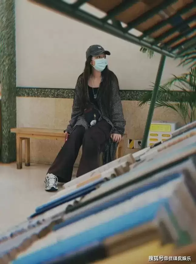 郭碧婷在家自拍曝光内景！面积小装修简单显拥挤，41岁长不少白发