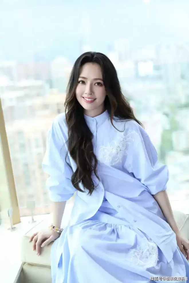 郭碧婷在家自拍曝光内景！面积小装修简单显拥挤，41岁长不少白发