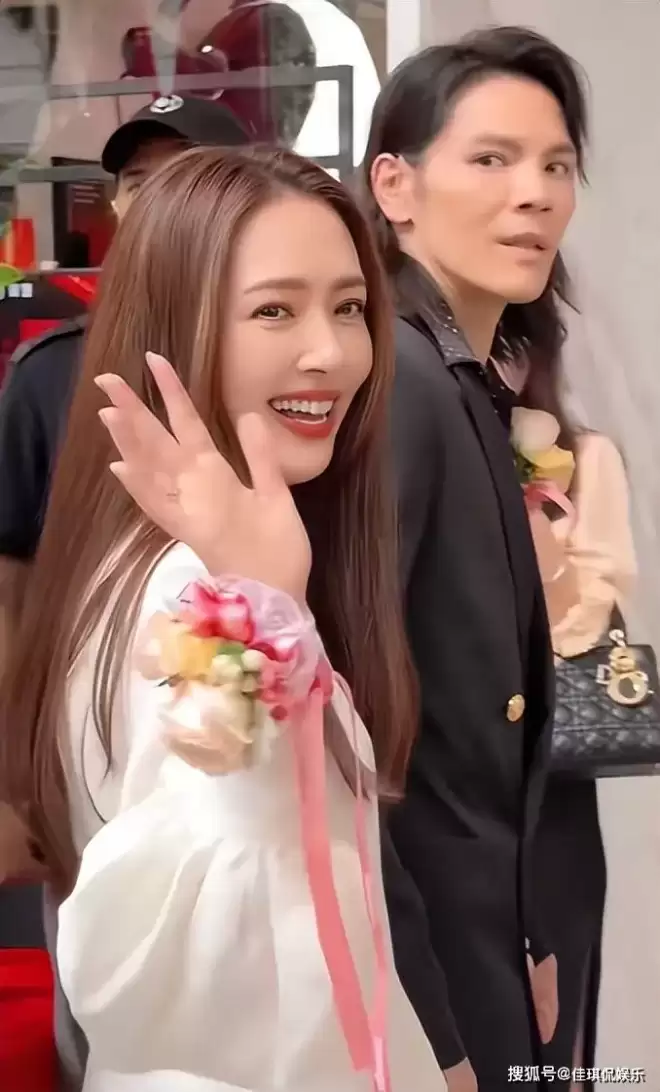 郭碧婷在家自拍曝光内景！面积小装修简单显拥挤，41岁长不少白发