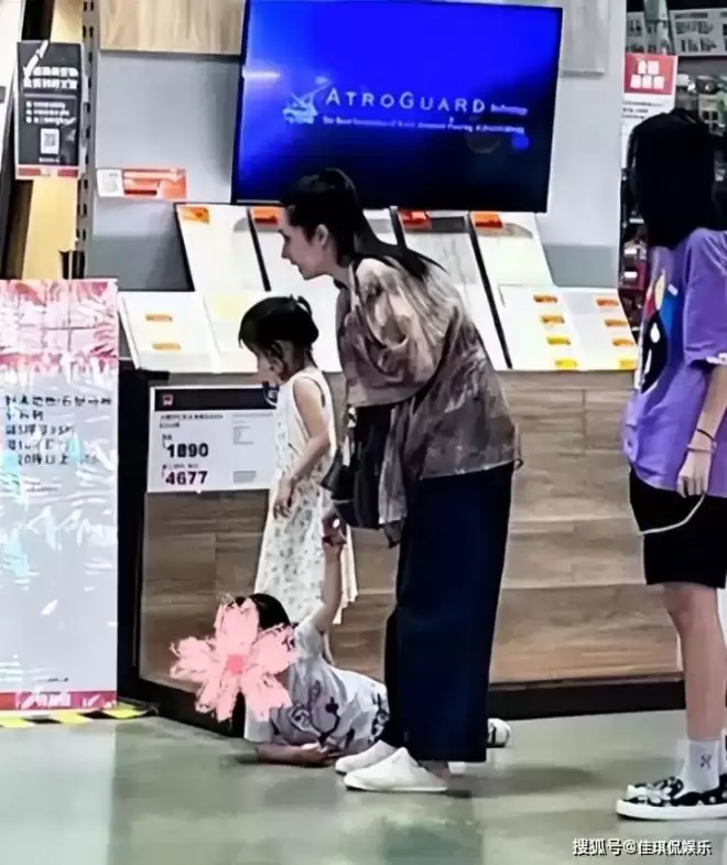郭碧婷在家自拍曝光内景！面积小装修简单显拥挤，41岁长不少白发
