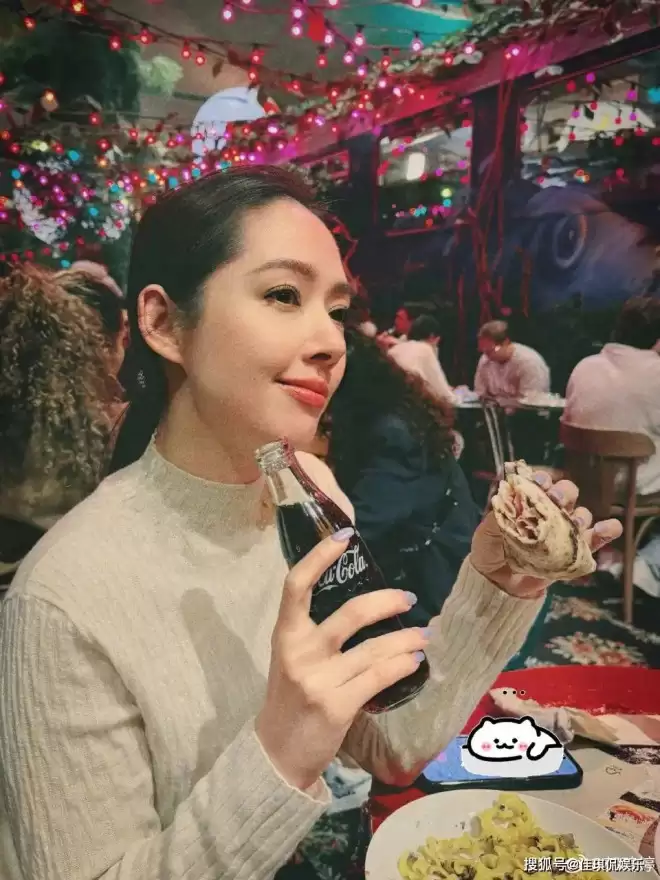 郭碧婷在家自拍曝光内景！面积小装修简单显拥挤，41岁长不少白发