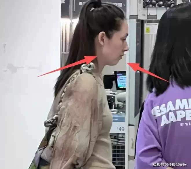 郭碧婷在家自拍曝光内景！面积小装修简单显拥挤，41岁长不少白发