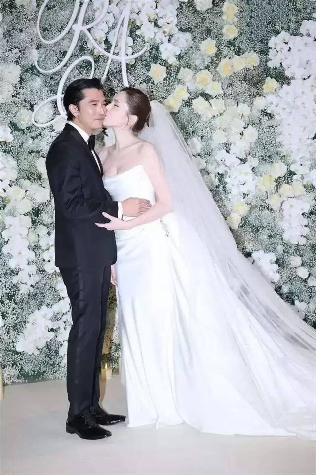 邱泽许玮甯婚礼现场曝光！嘉宾超430人，婚戒细节全曝光好有意义