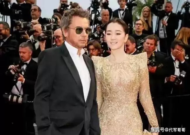 59岁巩俐近况惹人心酸，一头白发尽显老态