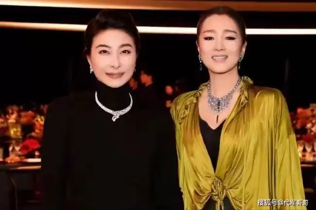 59岁巩俐近况惹人心酸，一头白发尽显老态