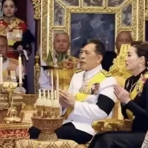 泰王身边现00后神秘女人，诗妮娜和欧拉弄消失