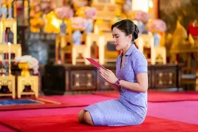 泰王身边现00后神秘女人，诗妮娜和欧拉弄消失