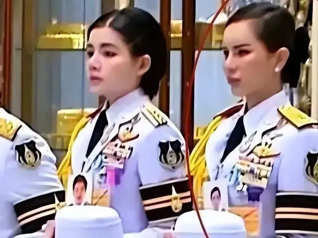 泰王身边现00后神秘女人，诗妮娜和欧拉弄消失