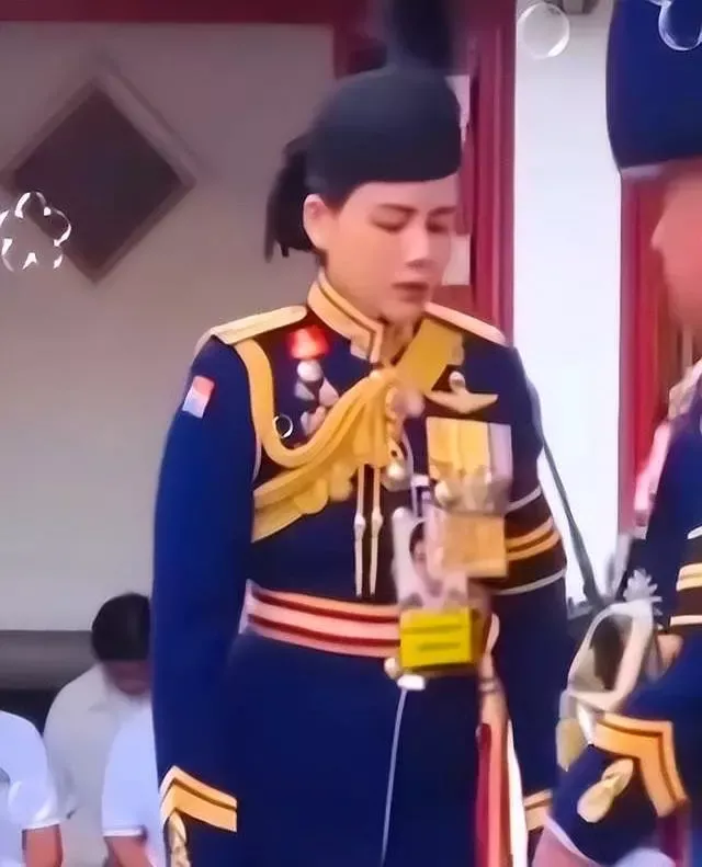 泰王身边现00后神秘女人，诗妮娜和欧拉弄消失