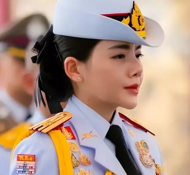 泰王身边现00后神秘女人，诗妮娜和欧拉弄消失