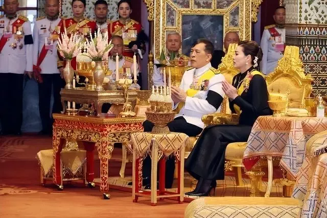 泰王身边现00后神秘女人，诗妮娜和欧拉弄消失
