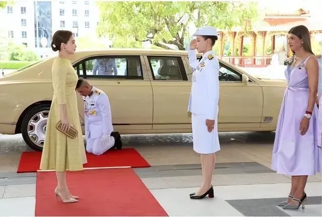 泰王身边现00后神秘女人，诗妮娜和欧拉弄消失