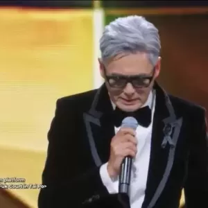 周润发满头白发现身MAMA 低头啜泣用3种语言率全场默哀