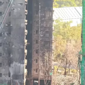 现场实拍：香港起火大楼楼体焦黑 棚网几乎被烧光